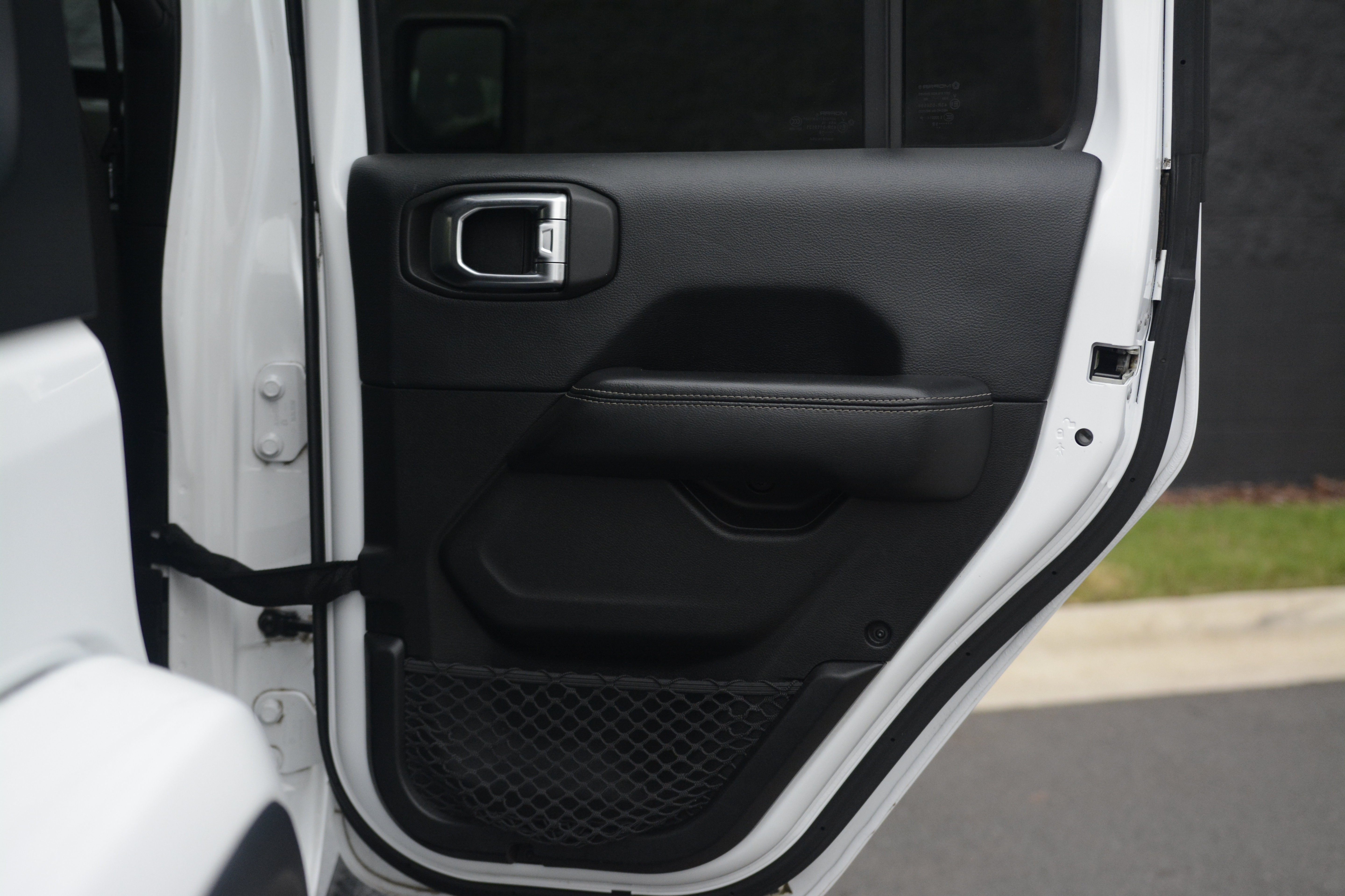 Used 2018 Jeep Wrangler Unlimited Sahara AWD/4WD image 33