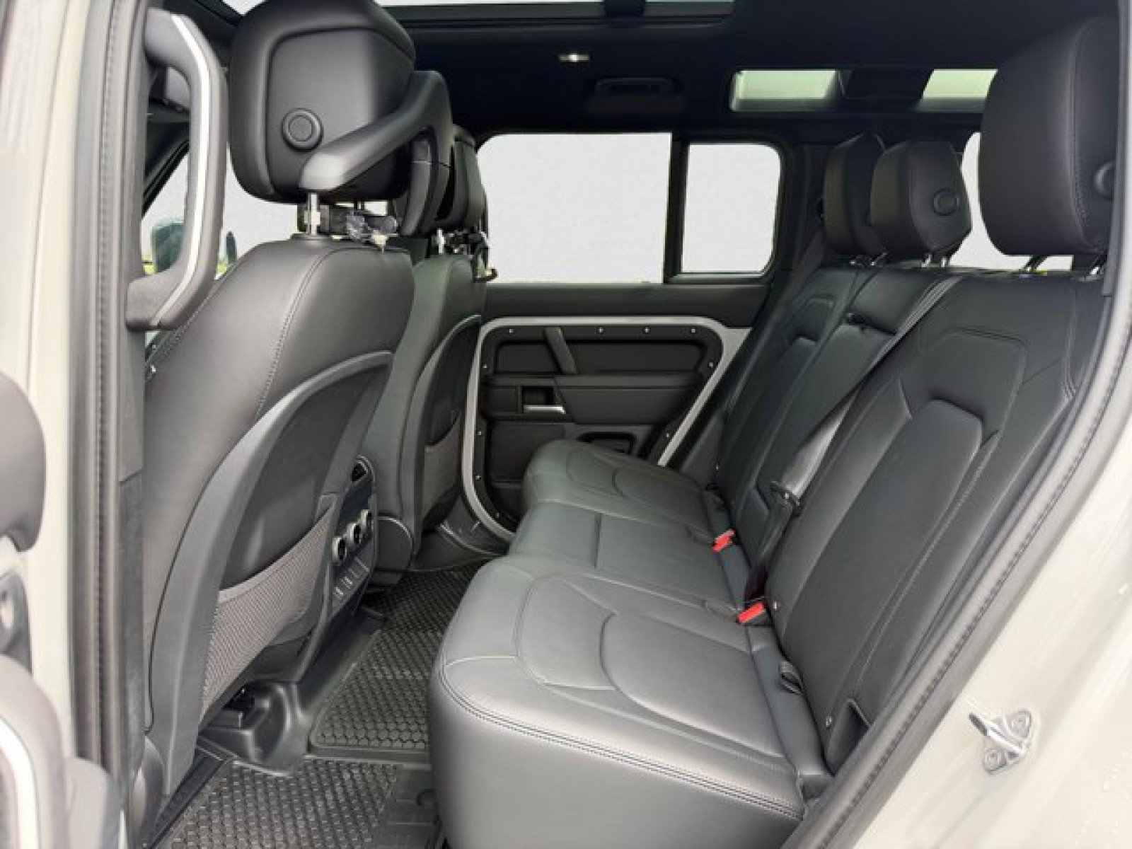 New 2026 Land Rover Defender 110 X-Dynamic SE AWD/4WD image 18