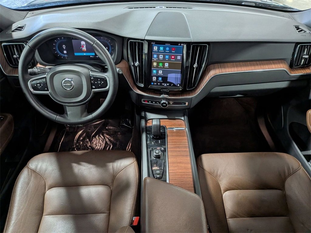 Used 2023 Volvo XC60 B5 Plus image 25