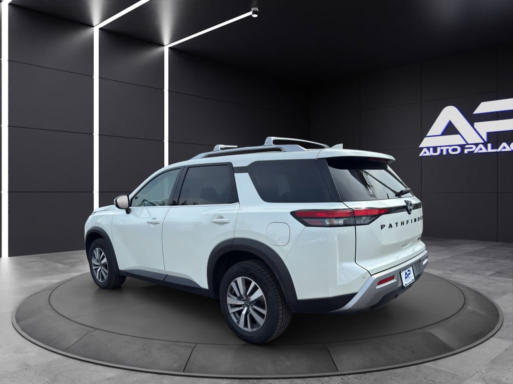 Used 2023 Nissan Pathfinder SL w/ Black Appearance Package image 4