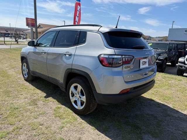 Used 2024 Jeep Compass Latitude w/ Convenience Group AWD/4WD image 5