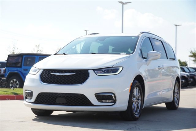 Used 2022 Chrysler Pacifica Touring image 3