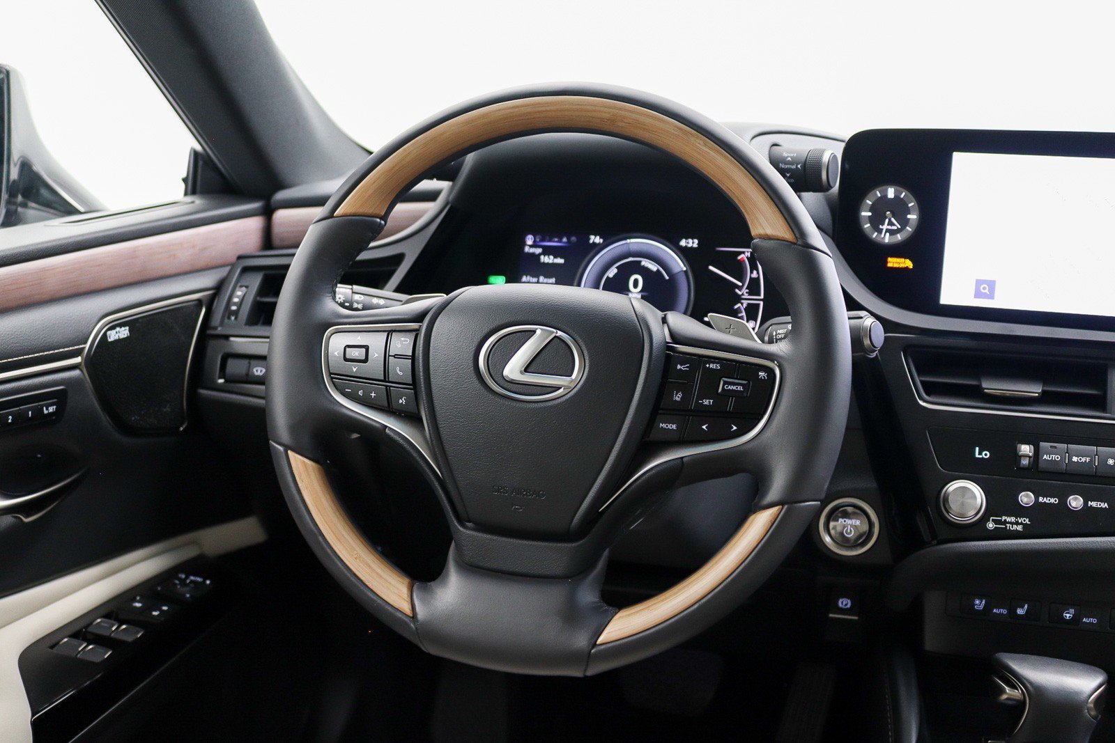 Used 2024 Lexus ES 300h w/ Luxury Package FWD image 20
