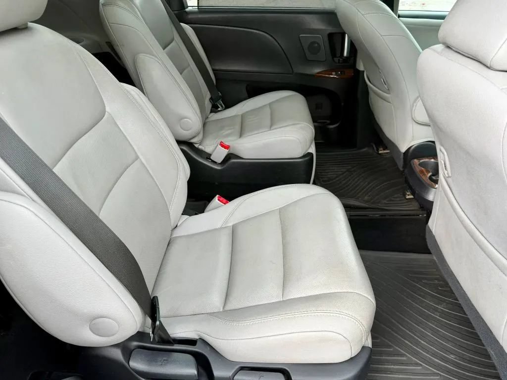 Used 2015 Toyota Sienna Limited Premium FWD image 19