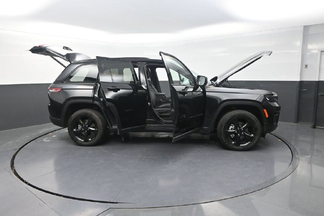 Used 2025 Jeep Grand Cherokee Altitude AWD/4WD image 37