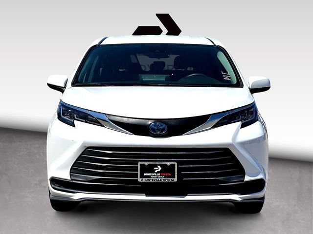Used 2021 Toyota Sienna LE image 3