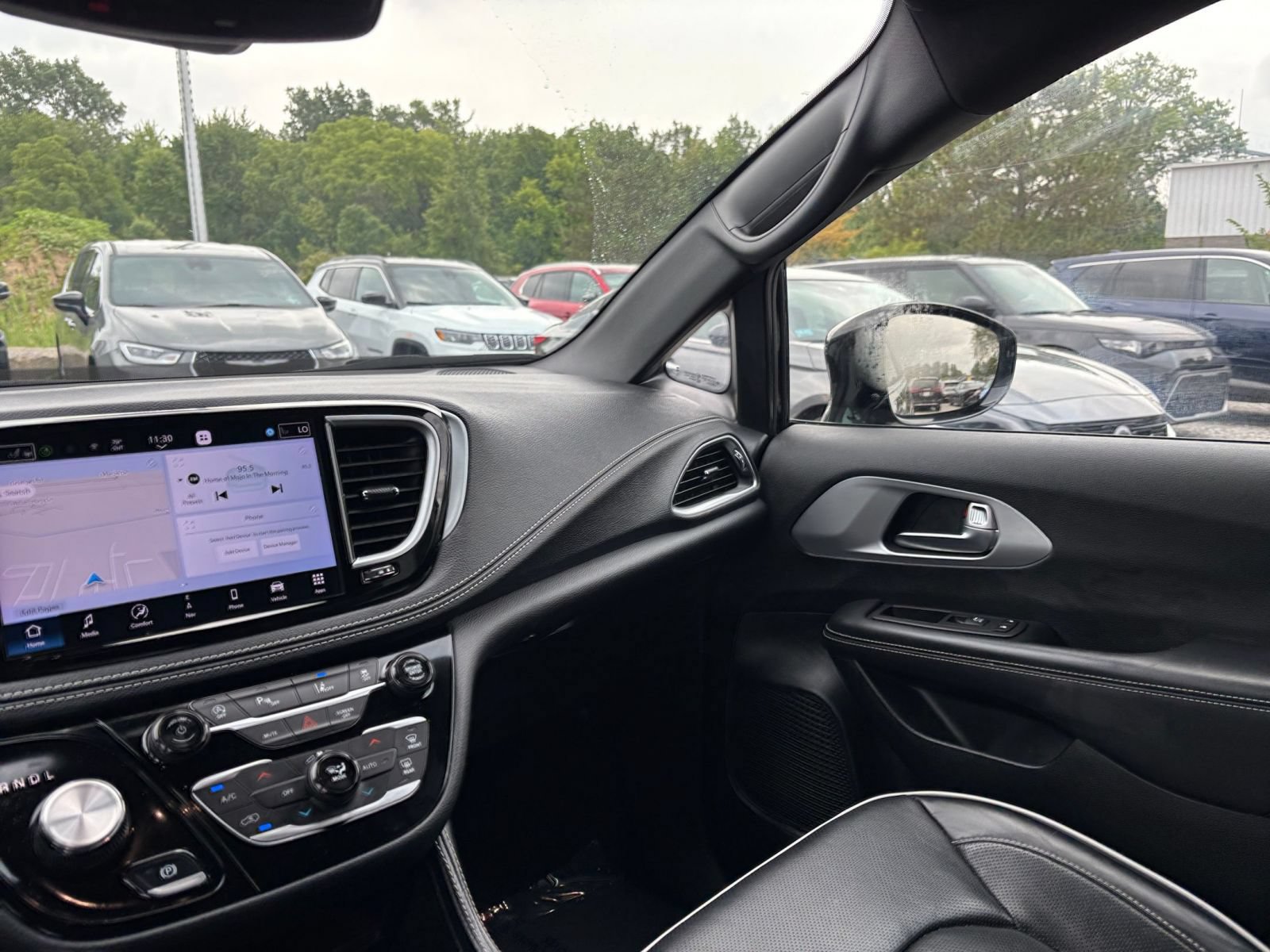 Used 2025 Chrysler Pacifica Limited FWD image 39