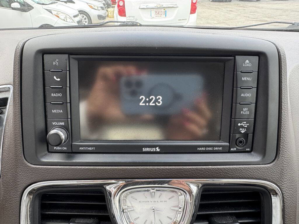 Used 2014 Chrysler Town & Country Touring-L image 21