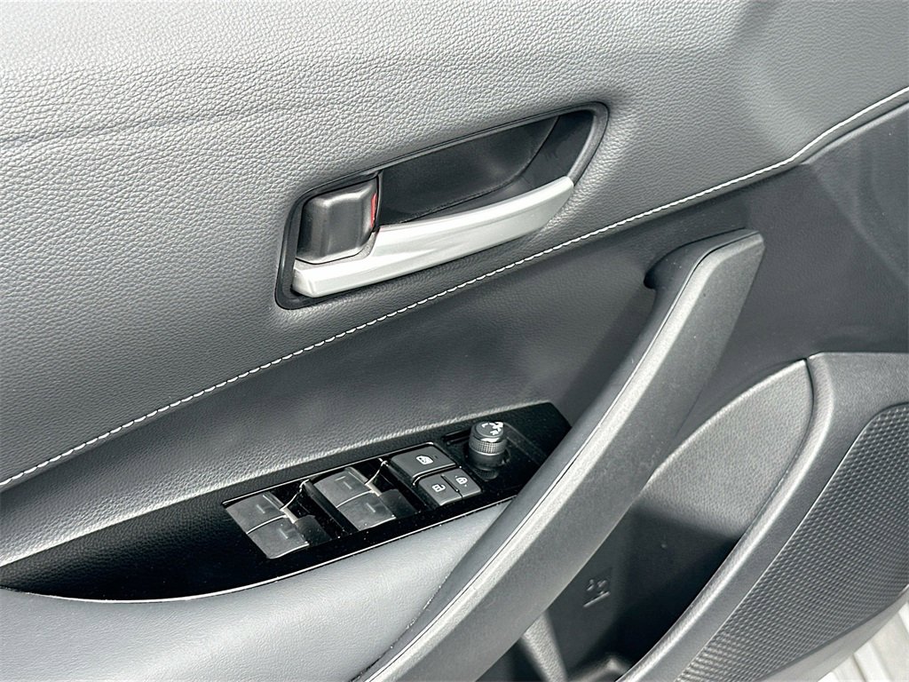 Used 2023 Toyota Corolla SE w/ SE Premium Package image 17