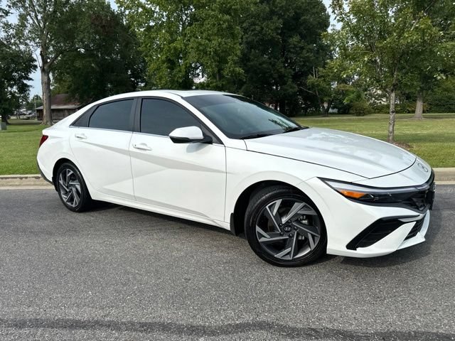 Used 2026 Hyundai Elantra Limited FWD image 2
