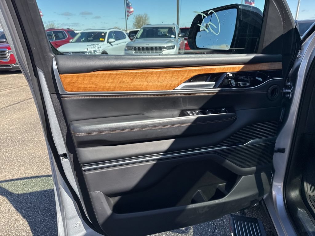 Used 2024 Jeep Grand Wagoneer L Series III AWD/4WD image 9