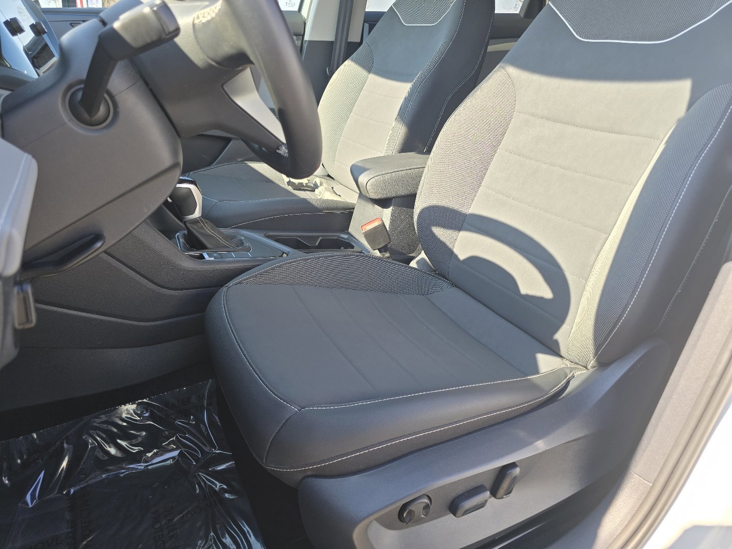 Used 2024 Volkswagen Taos SE image 30