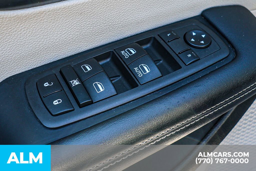 Used 2023 Chrysler Pacifica Touring-L image 51