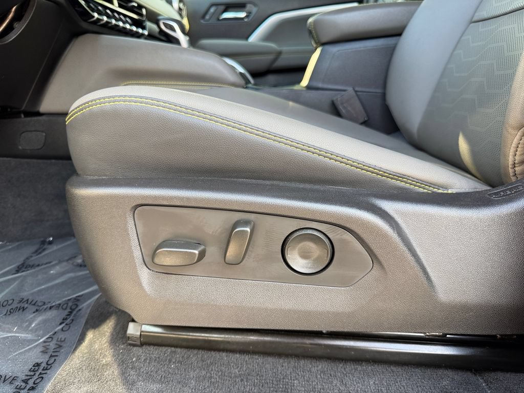 Used 2025 Chevrolet Colorado ZR2 w/ Technology Package AWD/4WD image 10