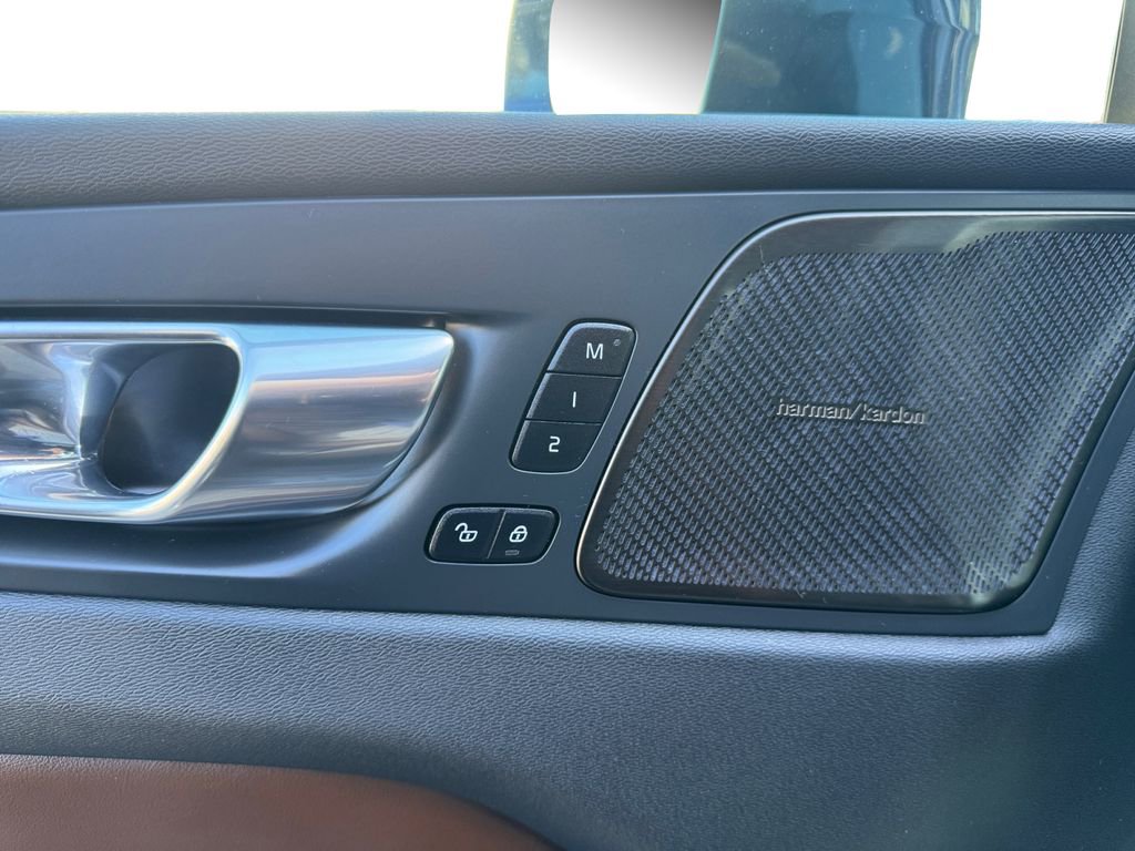 Certified 2023 Volvo XC60 B5 Plus AWD/4WD image 12