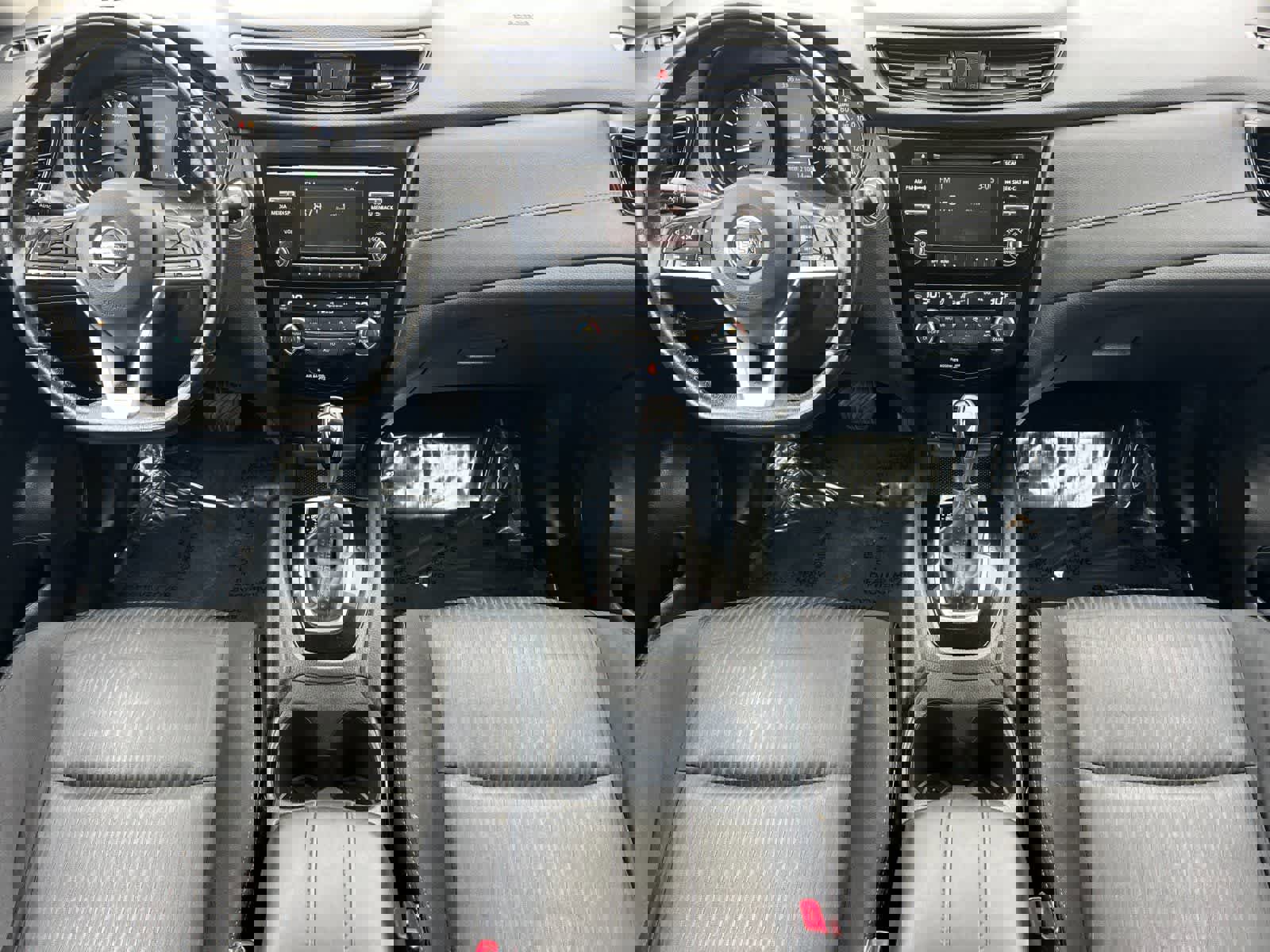 Used 2017 Nissan Rogue SV image 4