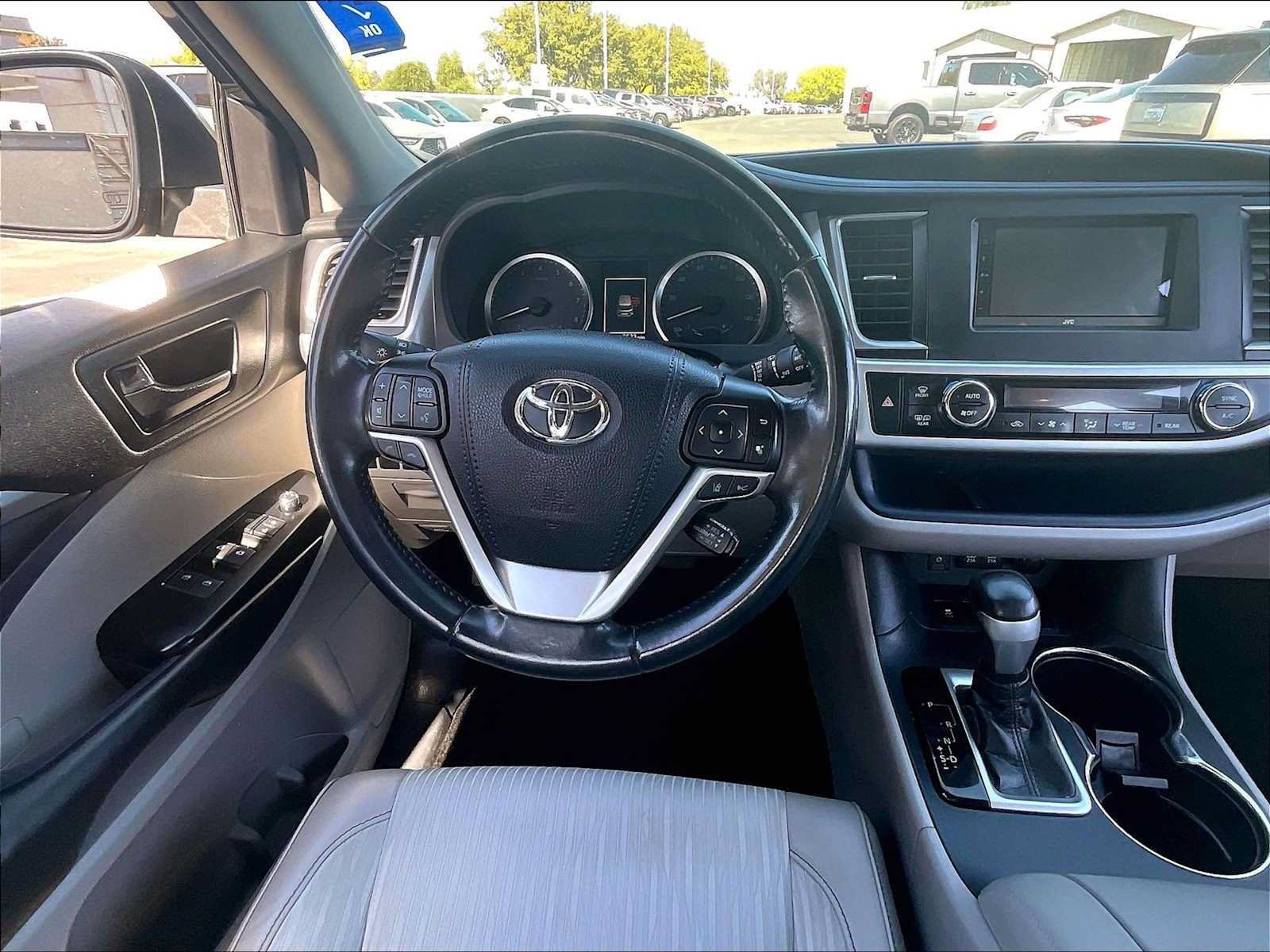 Used 2018 Toyota Highlander Plus w/ Carpet Mat Package (TMS) FWD image 10