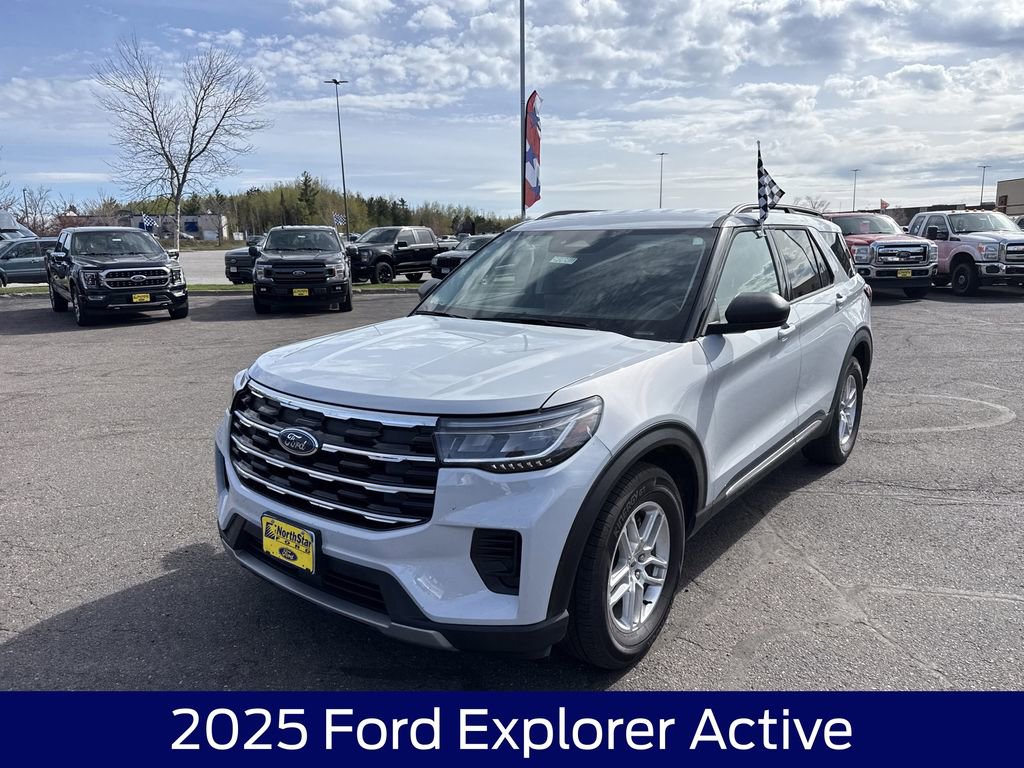 Used 2025 Ford Explorer Active AWD/4WD image 3