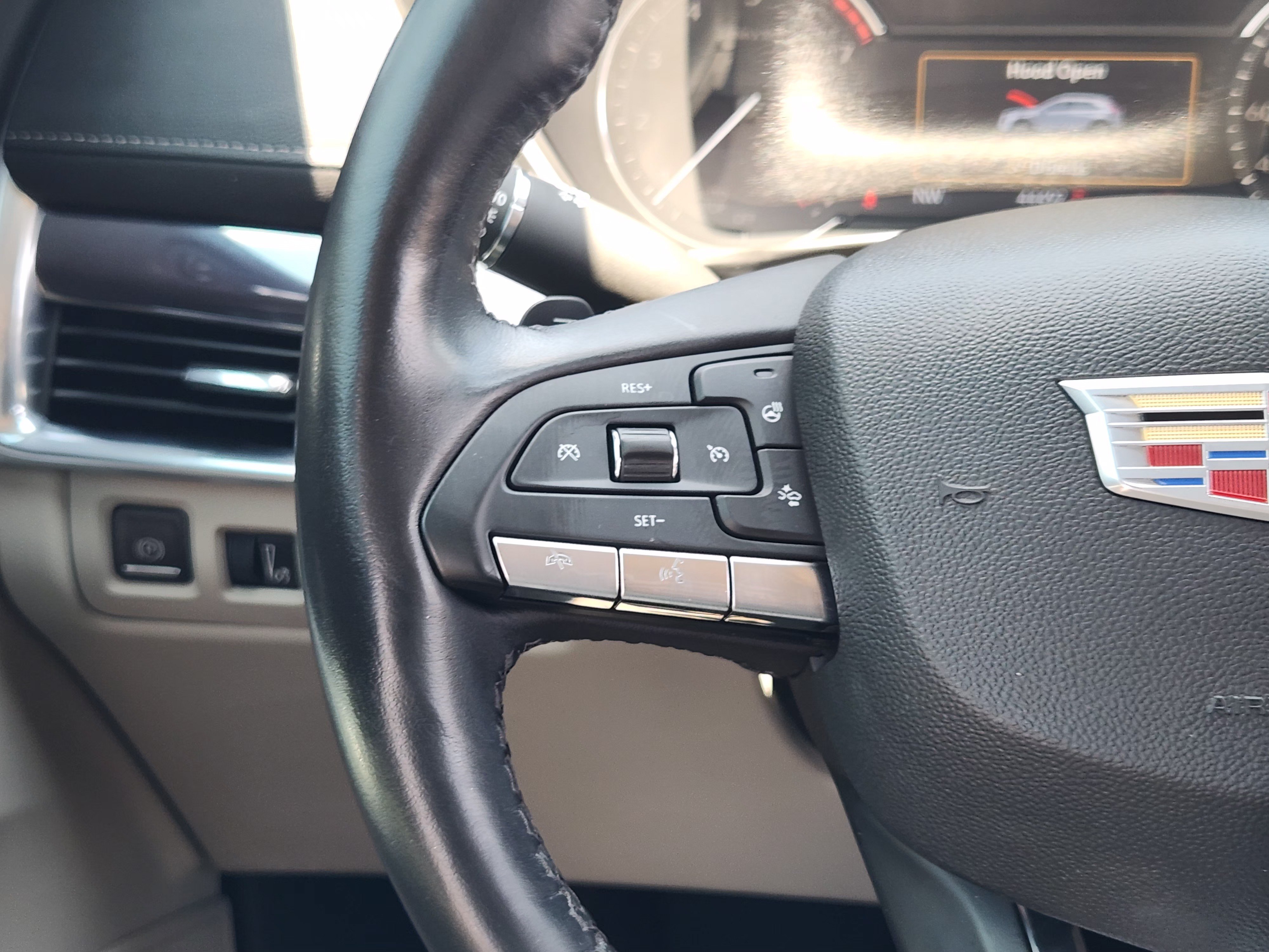Used 2021 Cadillac XT4 Luxury w/ Cold Weather Package FWD image 28