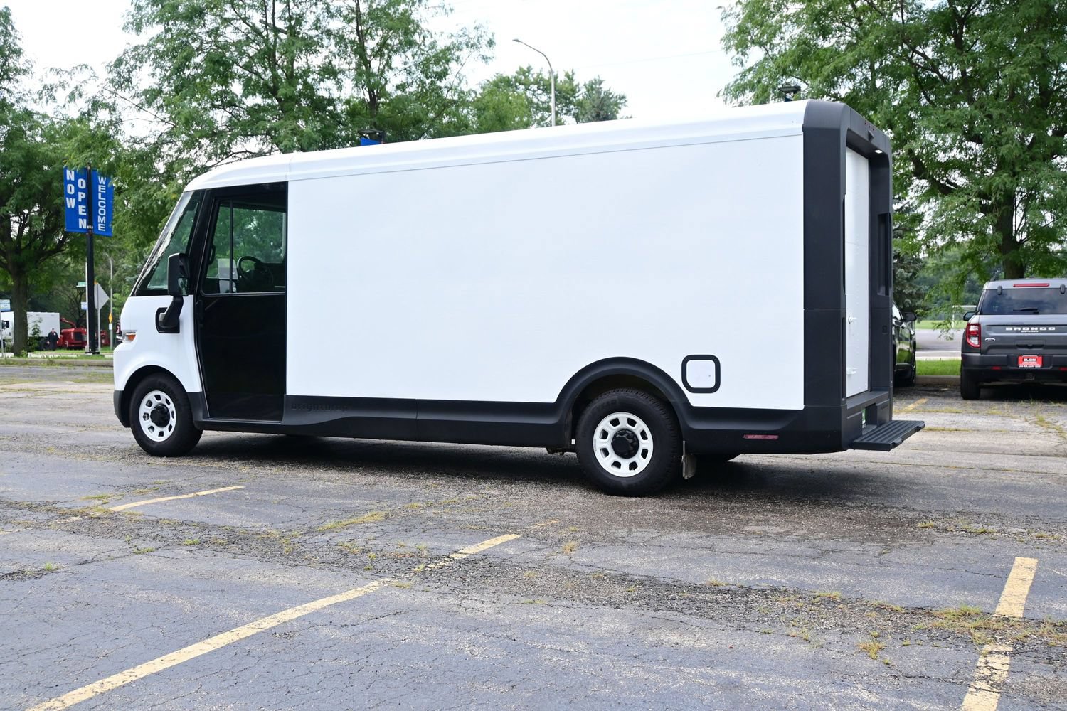 Used 2024 Chevrolet Brightdrop 600 w/ Commercial Equipment Package AWD/4WD image 9