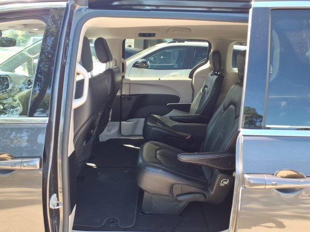 Used 2022 Chrysler Pacifica Touring-L FWD image 18