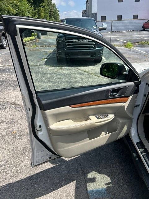 Used 2013 Subaru Outback 2.5i Limited w/ Moonroof Pkg AWD/4WD image 12