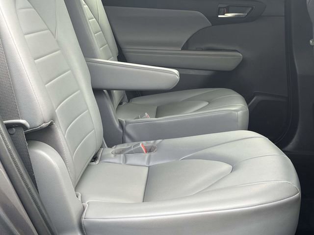 Used 2021 Toyota Highlander XLE image 19