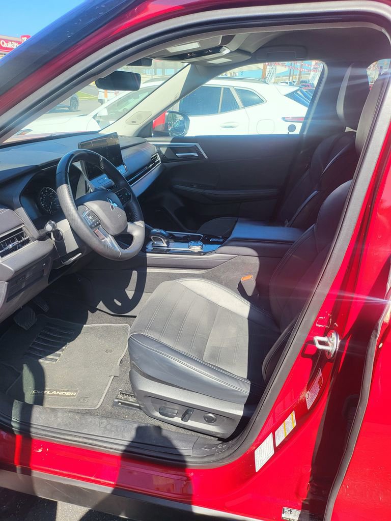Used 2025 Mitsubishi Outlander SE AWD/4WD image 3