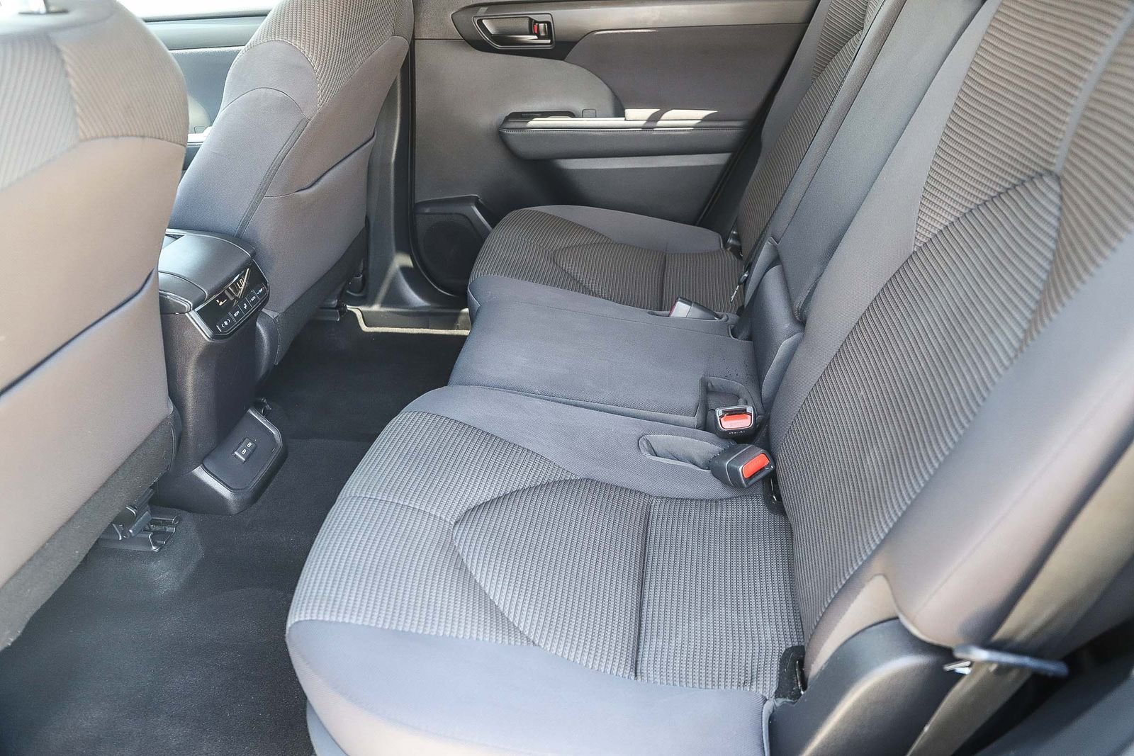 Used 2023 Toyota Highlander LE FWD image 18