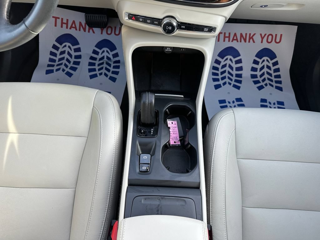 Used 2021 Volvo XC40 T5 Momentum w/ Premium Package AWD/4WD image 11
