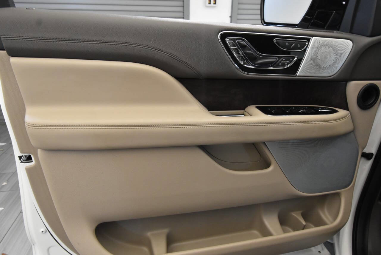Used 2022 Lincoln Navigator Reserve image 13