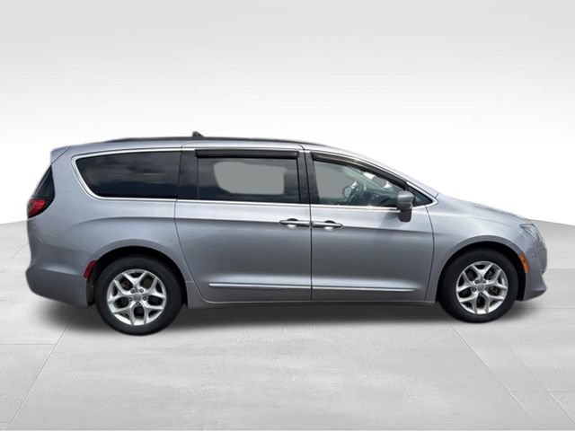 Used 2017 Chrysler Pacifica Touring-L w/ Tire & Wheel Group FWD image 2