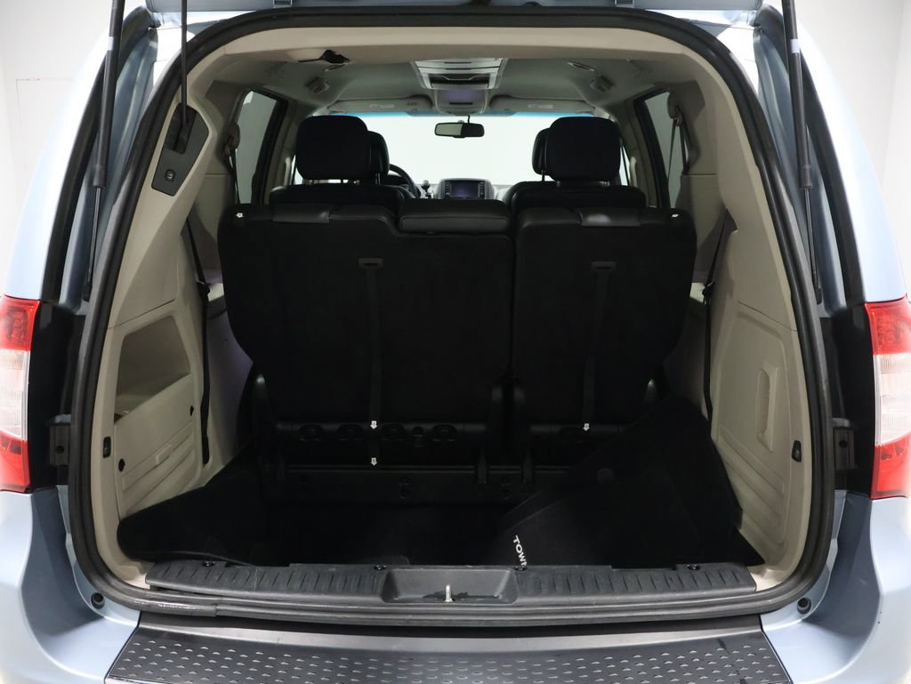 Used 2013 Chrysler Town & Country Touring image 18