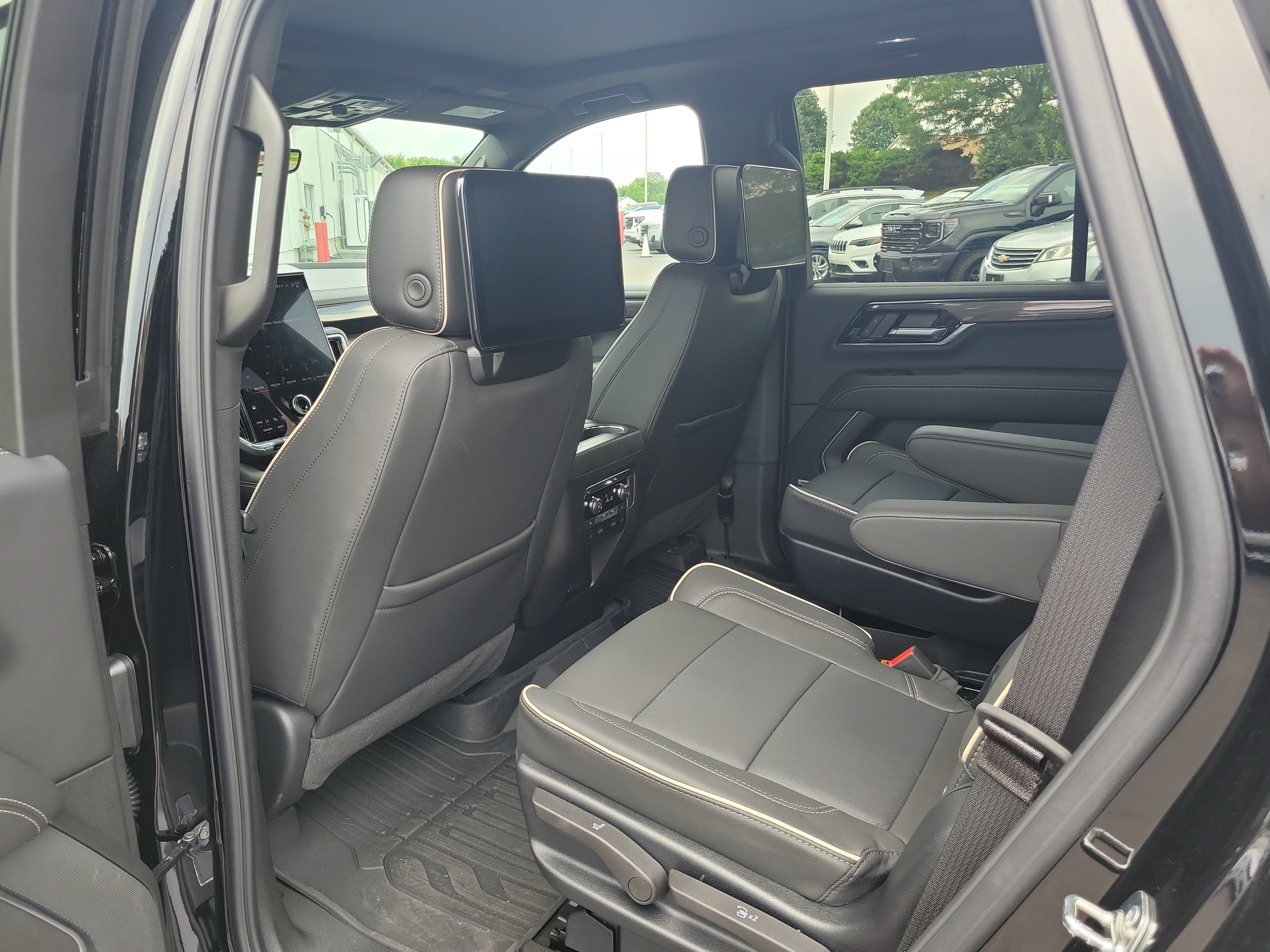 Used 2026 GMC Yukon Elevation w/ Elevation Premium Package AWD/4WD image 13