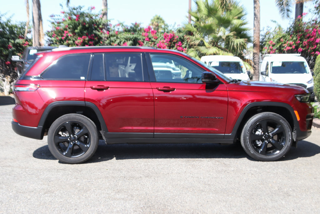 Used 2024 Jeep Grand Cherokee Altitude RWD image 11