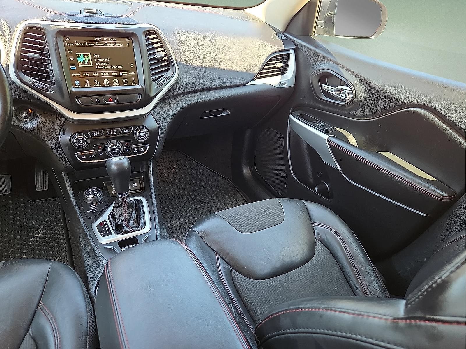 Used 2018 Jeep Cherokee Trailhawk AWD/4WD image 12