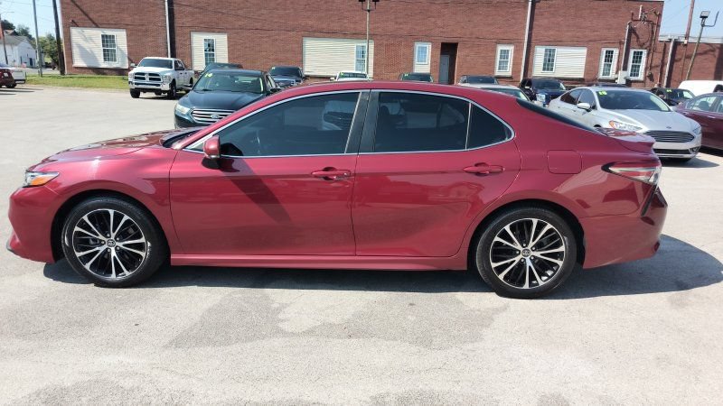Used 2018 Toyota Camry SE w/ Moonroof Package FWD image 2