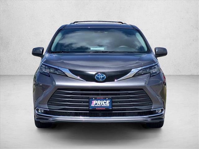 Used 2024 Toyota Sienna XLE FWD image 2