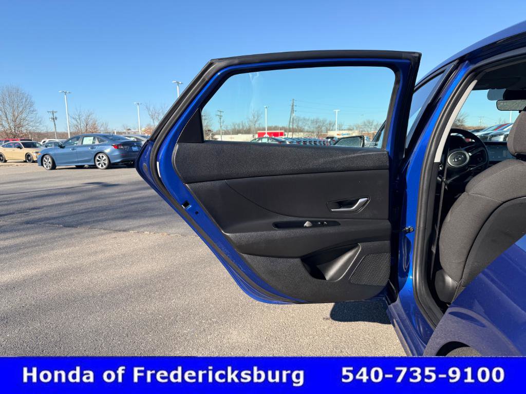 Used 2023 Hyundai Elantra SE w/ Preferred Accessory Package image 27