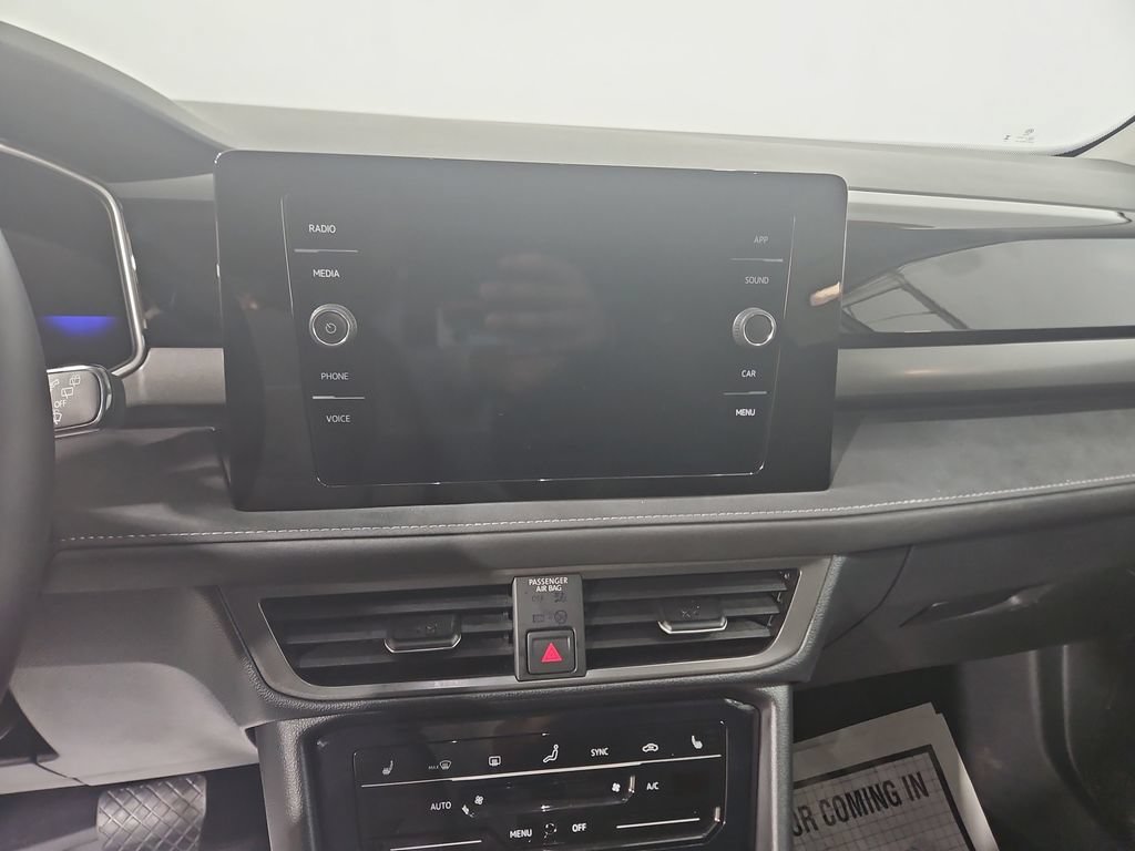 Used 2025 Volkswagen Taos SE FWD image 21