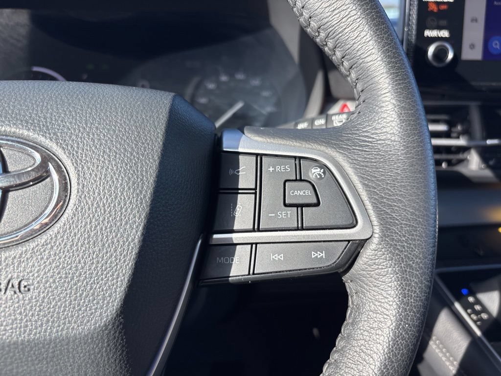 Used 2025 Toyota Sienna XLE FWD image 26