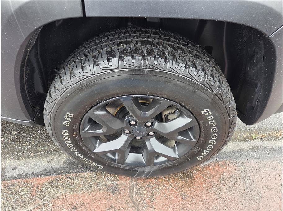 Used 2018 Jeep Cherokee Trailhawk AWD/4WD image 11