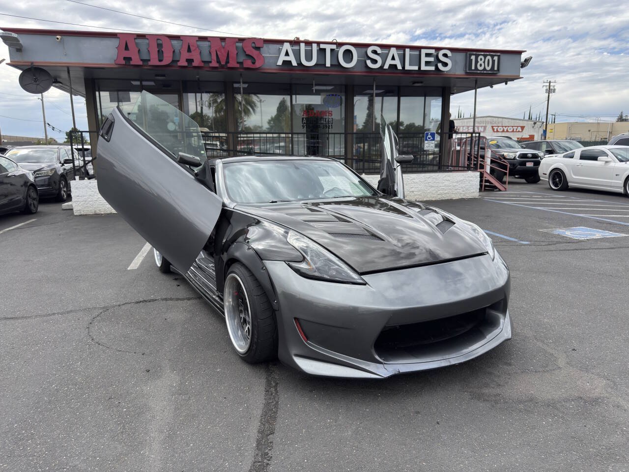 Used 2014 Nissan 370Z Touring w/ Sport Package RWD image 2