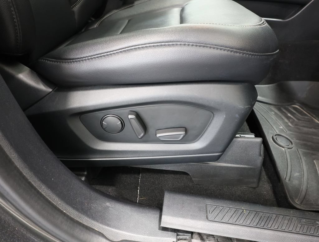 Used 2020 Ford Explorer XLT w/ Equipment Group 202A AWD/4WD image 22