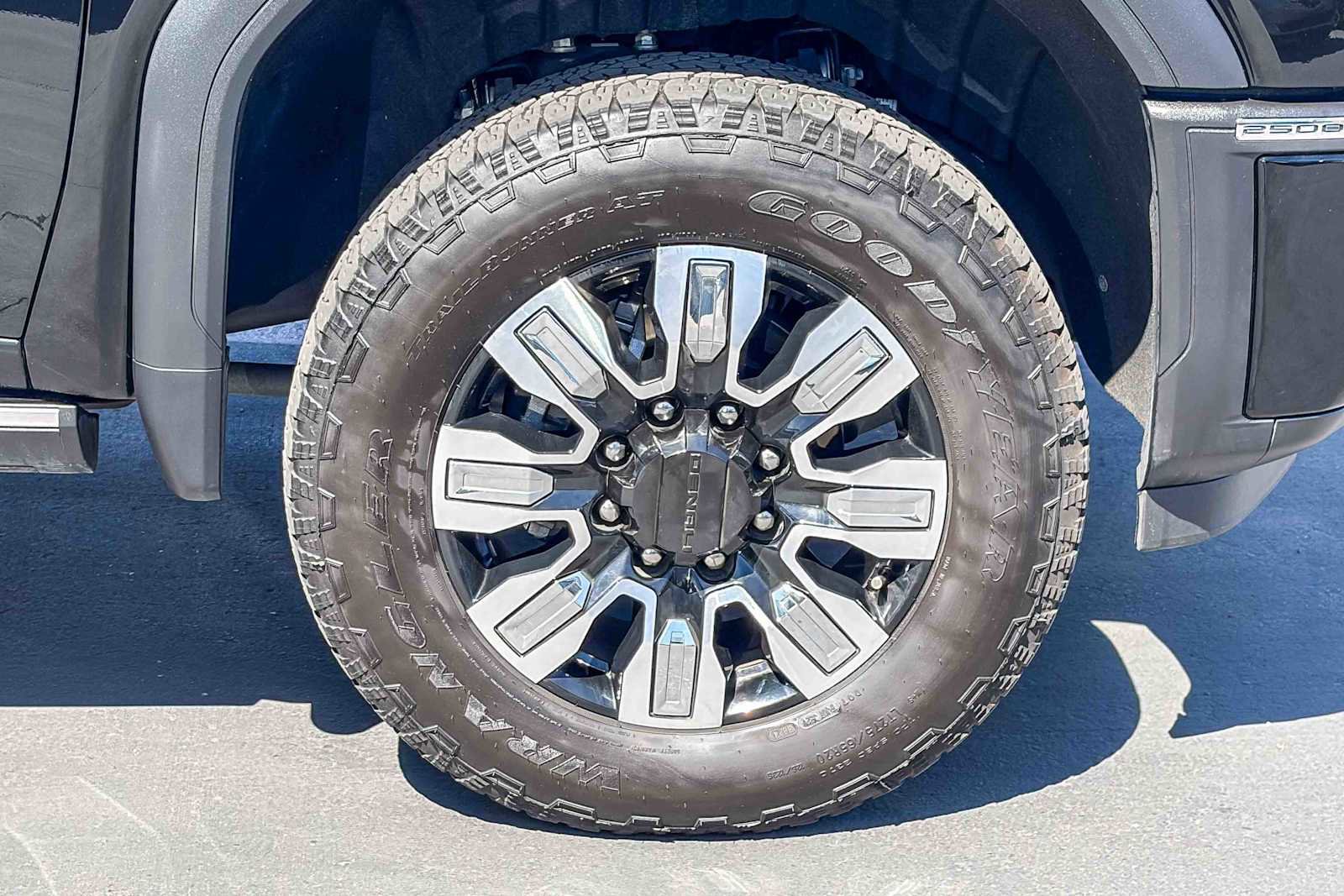 Used 2025 GMC Sierra 2500 Denali image 9