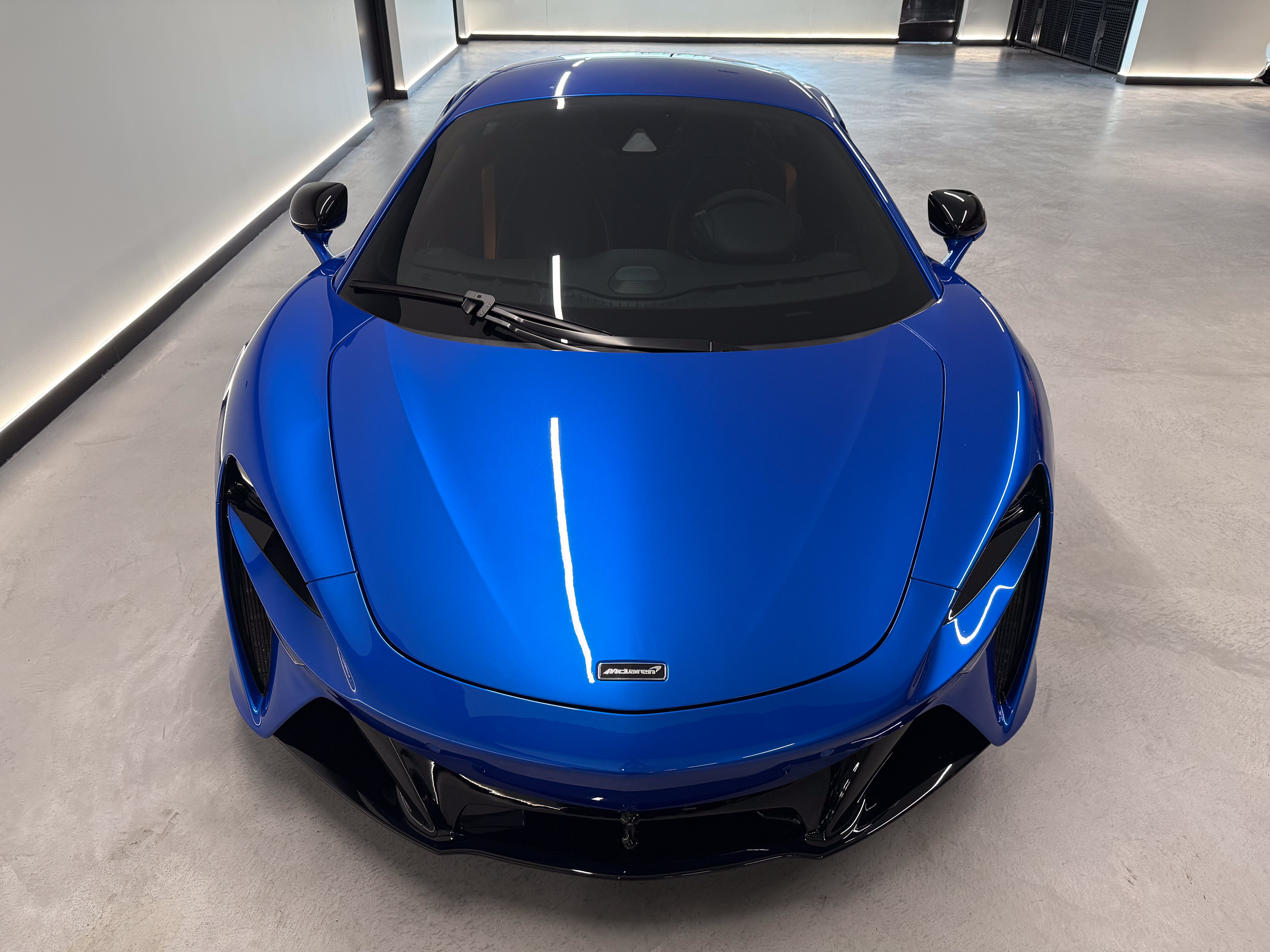 Used 2024 McLaren Artura RWD image 11