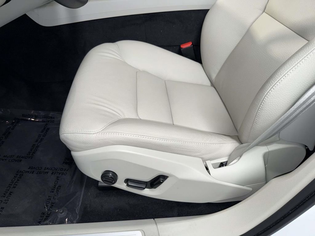 Used 2025 Volvo XC60 T8 Plus w/ Climate Package image 3