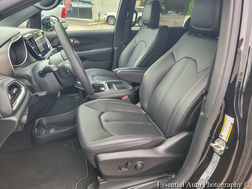 New 2027 Chrysler Pacifica Select w/ Family Tech Group FWD image 17