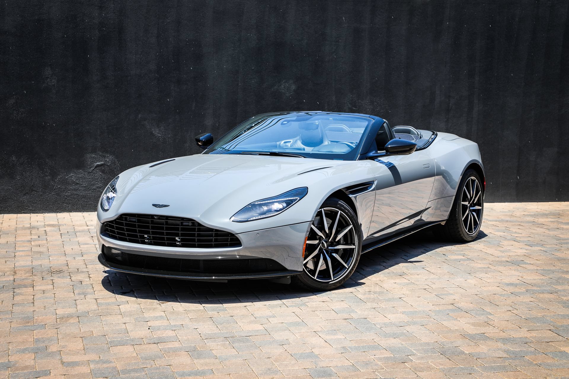 Used 2022 Aston Martin DB11 Volante RWD image 30