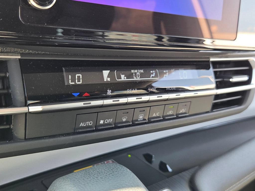Certified 2025 Toyota Sienna LE FWD image 21
